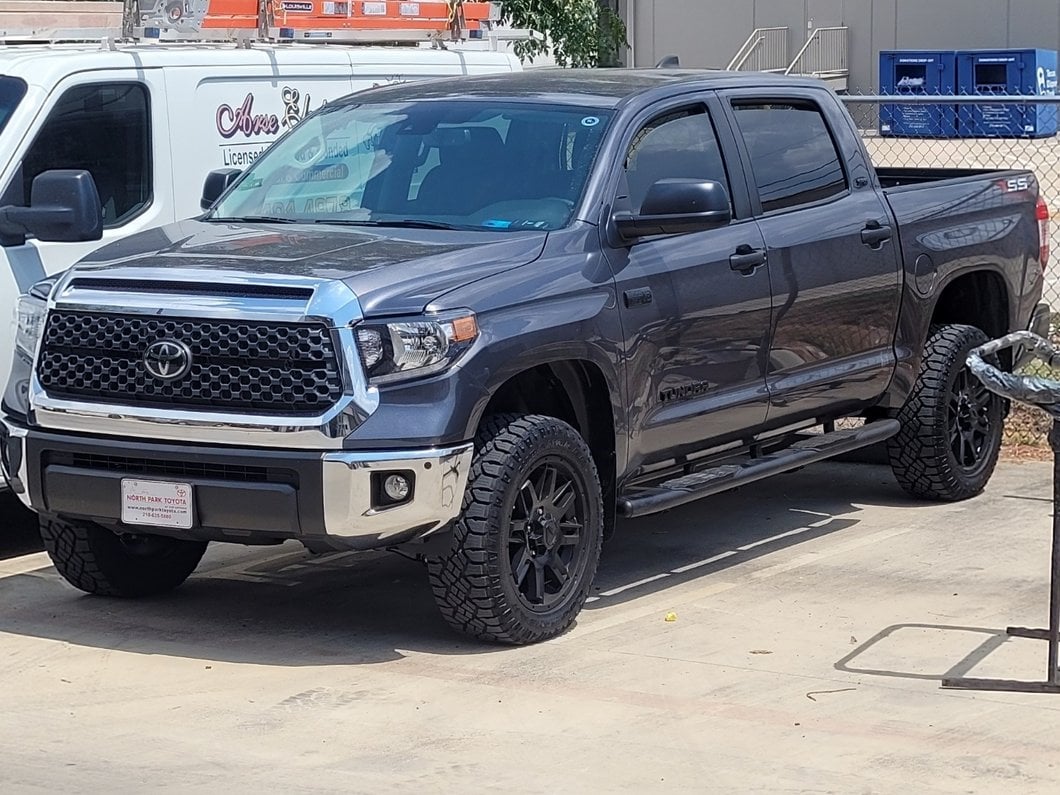 Mammoth 3-Inch Front / 2-Inch Rear Leveling Kit (07-21 Tundra, Excluding TRD Pro)