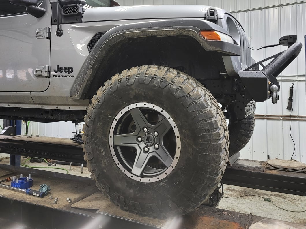 Mammoth Boulder Simulated Beadlock Style Charcoal Wheel; 17x9; -6mm Offset (20-25 Jeep Gladiator JT)