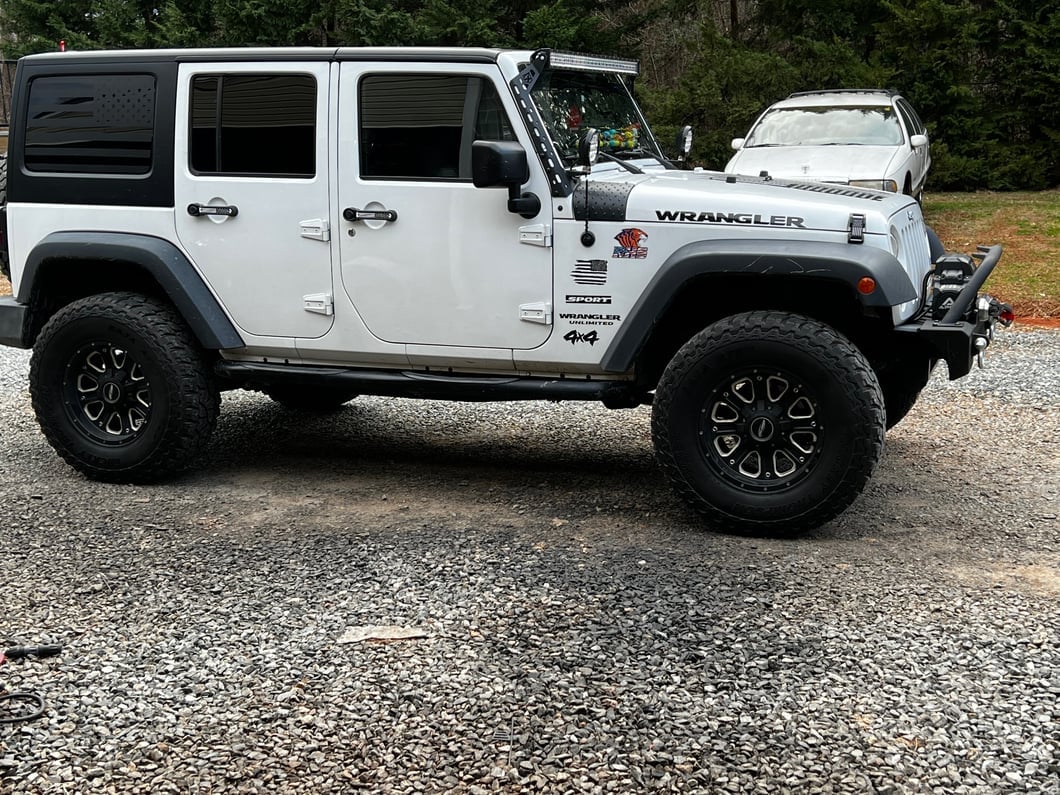 Jeep Licensed by Mammoth 3-Inch Front / 3-Inch Rear Full Lift Kit with Shock Extenders (07-18 Jeep Wrangler JK)