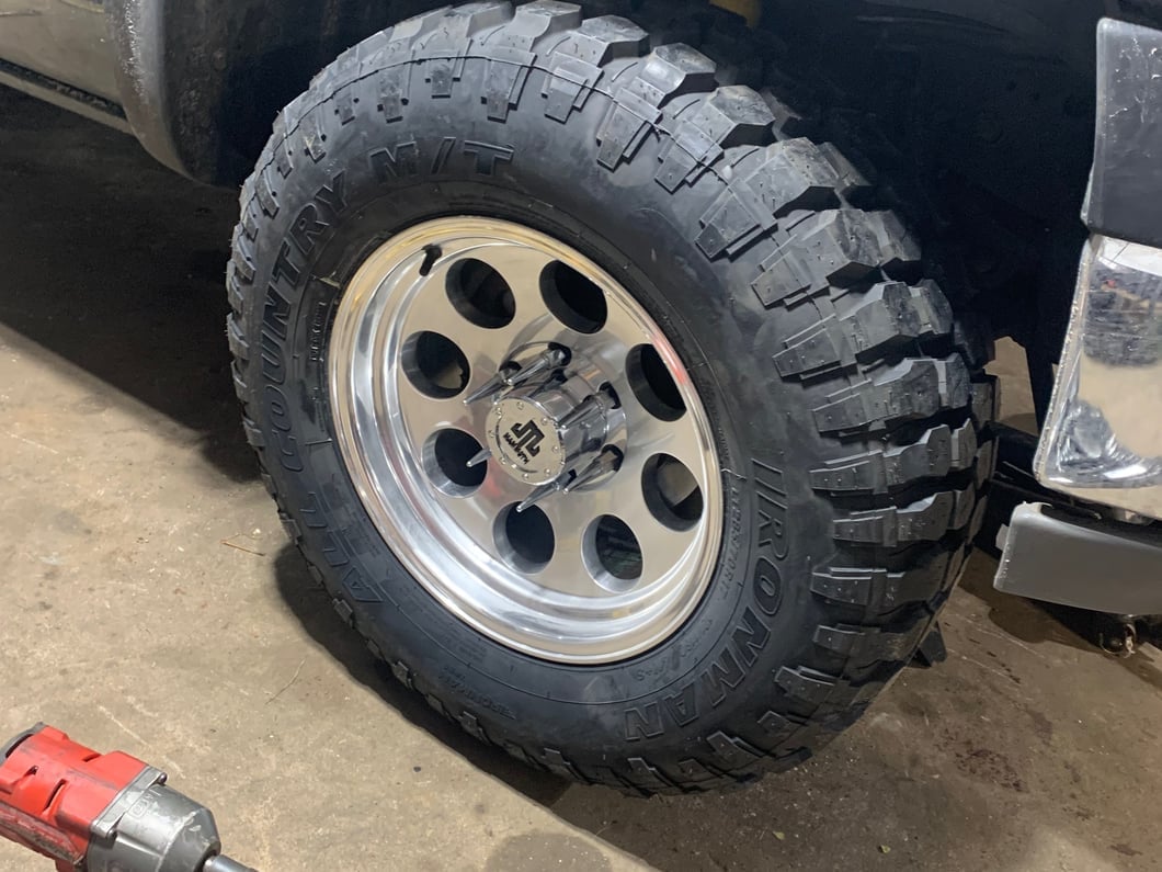 Mammoth 8 Aluminum Polished 6-Lug Wheel; 17x9; -6mm Offset (99-06 Silverado 1500)