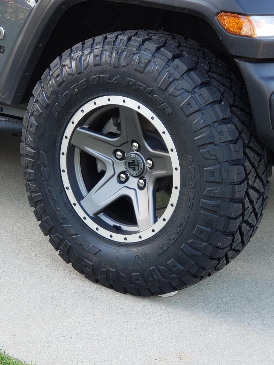 Mammoth Boulder Simulated Beadlock Style Charcoal Wheel; 17x9; -6mm Offset (18-25 Jeep Wrangler JL)