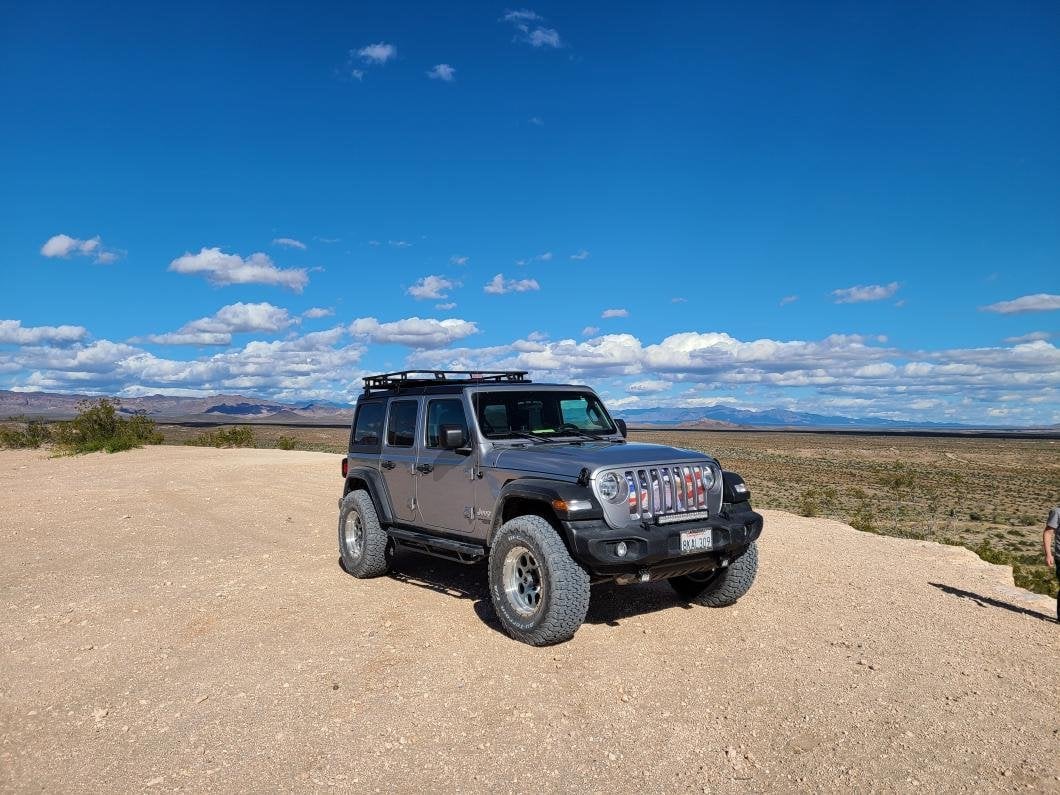 Mammoth 8 Aluminum Simulated Beadlock Anthracite Wheel; 17x9; -6mm Offset (18-25 Jeep Wrangler JL)