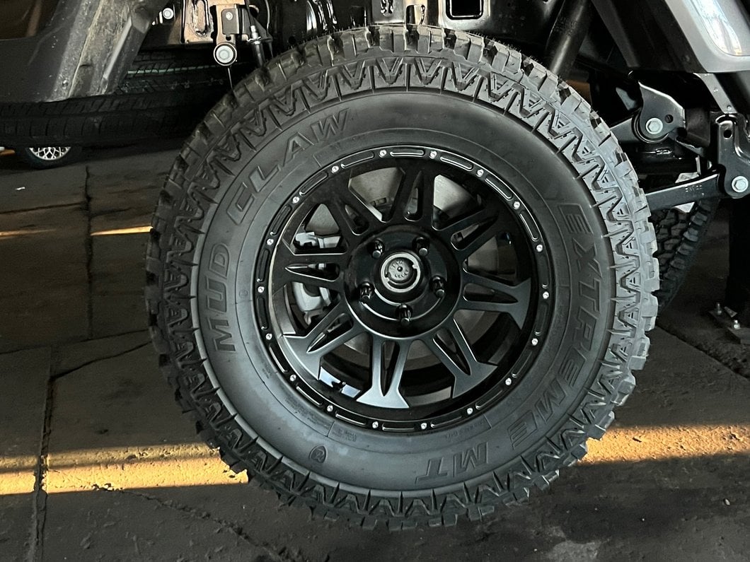 Mammoth Split 8 Simulated Beadlock Matte Black Wheel; 17x8; -6mm Offset (20-25 Jeep Gladiator JT)